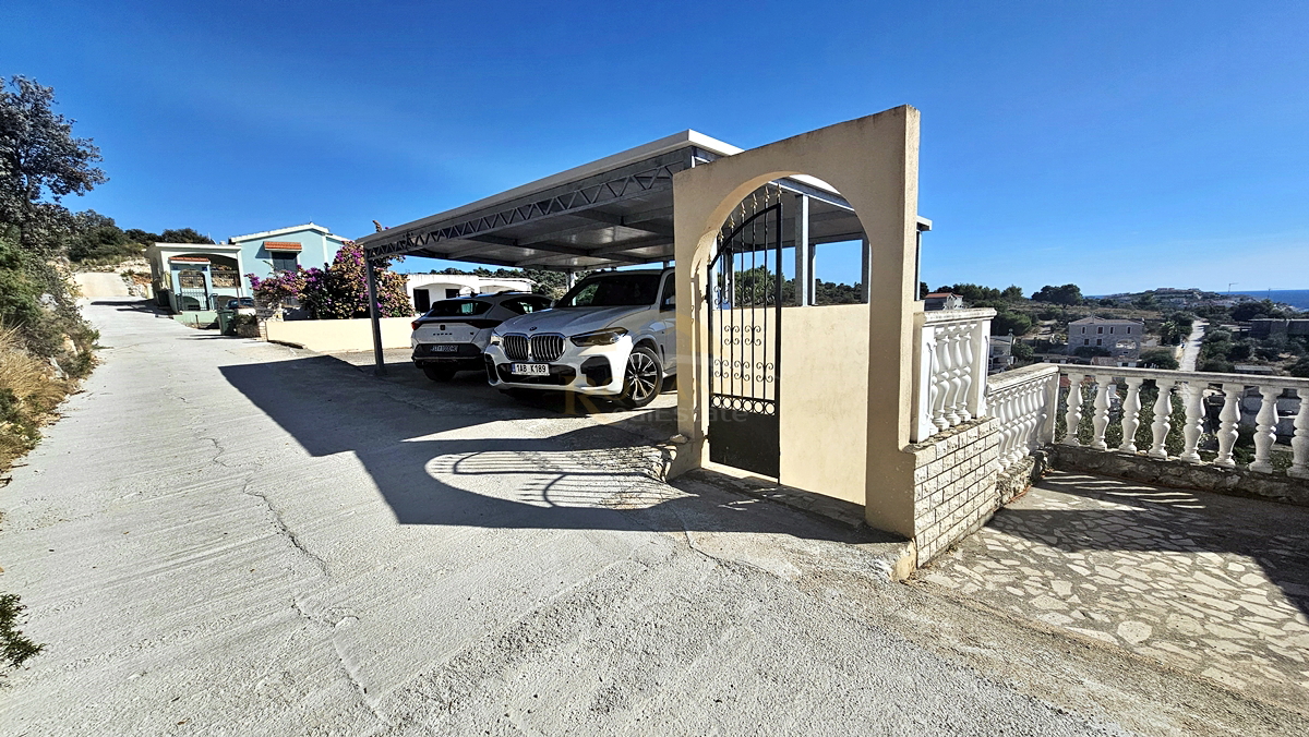 Bellissima casa dalmata a Sevid in ottima posizione con piscina e vista